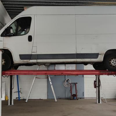 KT Motors repariert auch Transporter die bis unter die Decke ragen